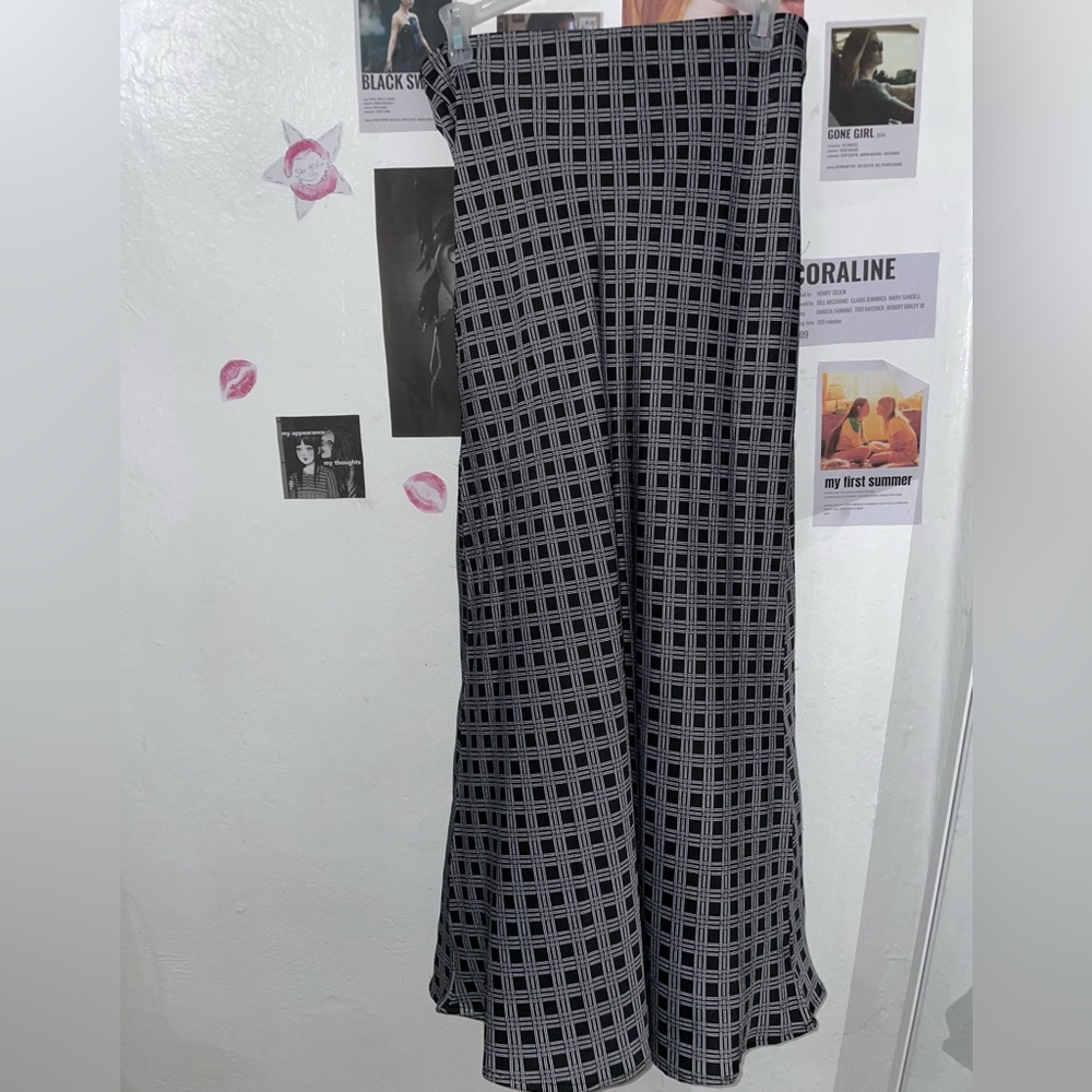 Black skirt with gray lines .・✫・゜